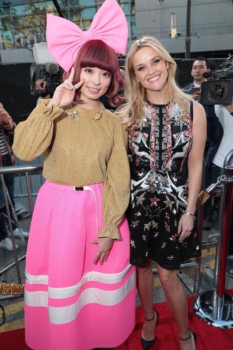 左からきゃりーぱみゅぱみゅ、リース・ウィザースプーン。