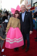 左からきゃりーぱみゅぱみゅ、クリス・メレダンドリ。