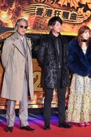 左から岩城滉一、上地雄輔、仲里依紗。