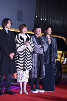 左から瑛太、本田翼、古田新太、菜々緒。