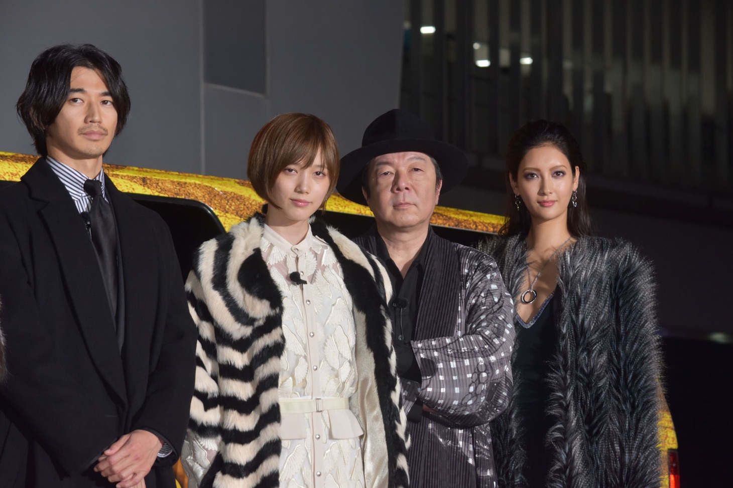 左から瑛太、本田翼、古田新太、菜々緒。