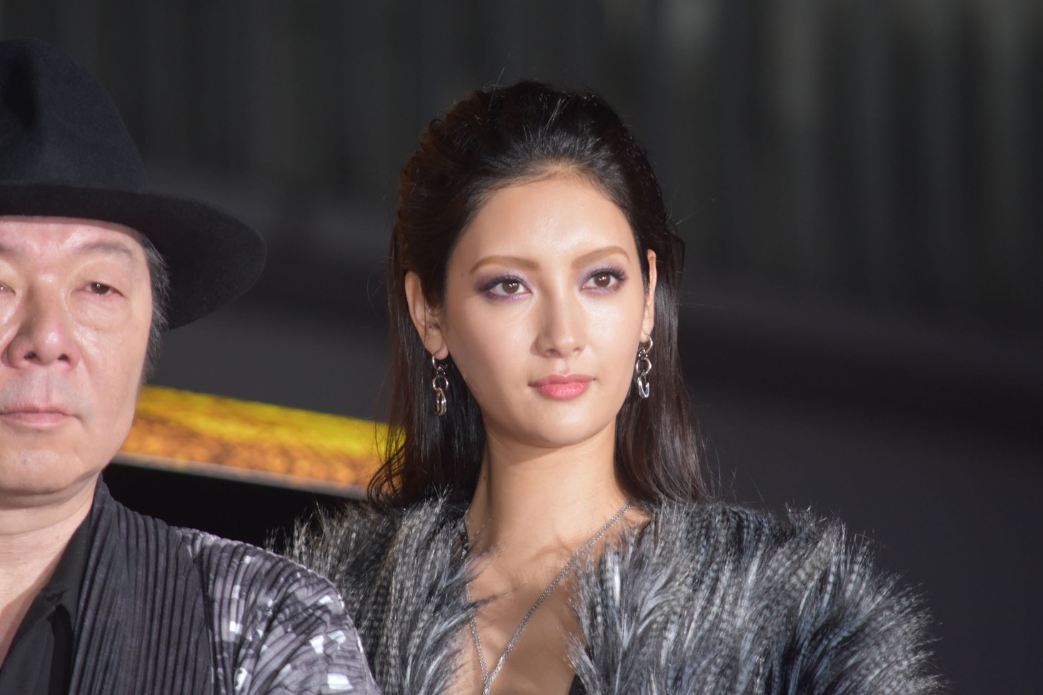 左から古田新太、菜々緒。