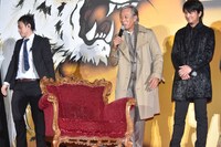 解説員用の椅子を用意された岩城滉一。