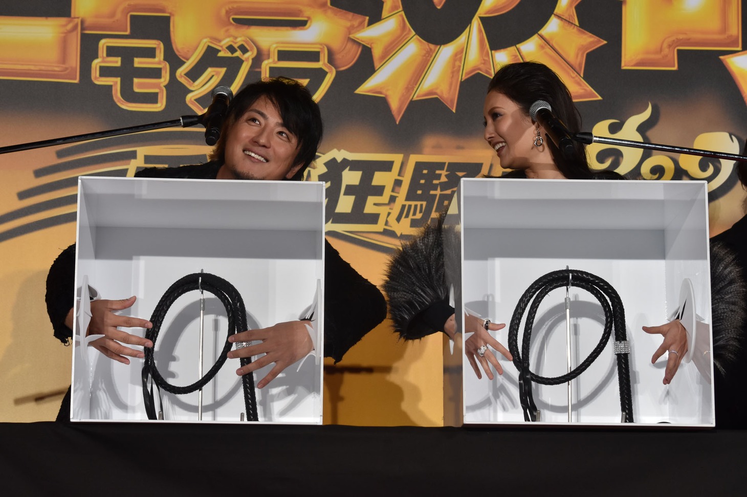 “ハコの中身をヒットせよ！”対決の様子。