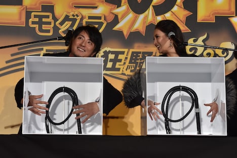 “ハコの中身をヒットせよ！”対決の様子。