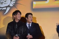 風船を異様に怖がる堤真一（右）。