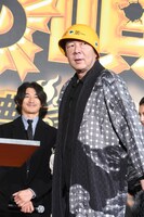 “叩いてかぶってジャンケンポン！”対決の様子。