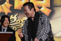 “叩いてかぶってジャンケンポン！”対決の様子。