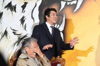 “叩いてかぶってジャンケンポン！”対決の様子。