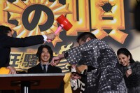 “叩いてかぶってジャンケンポン！”対決の様子。