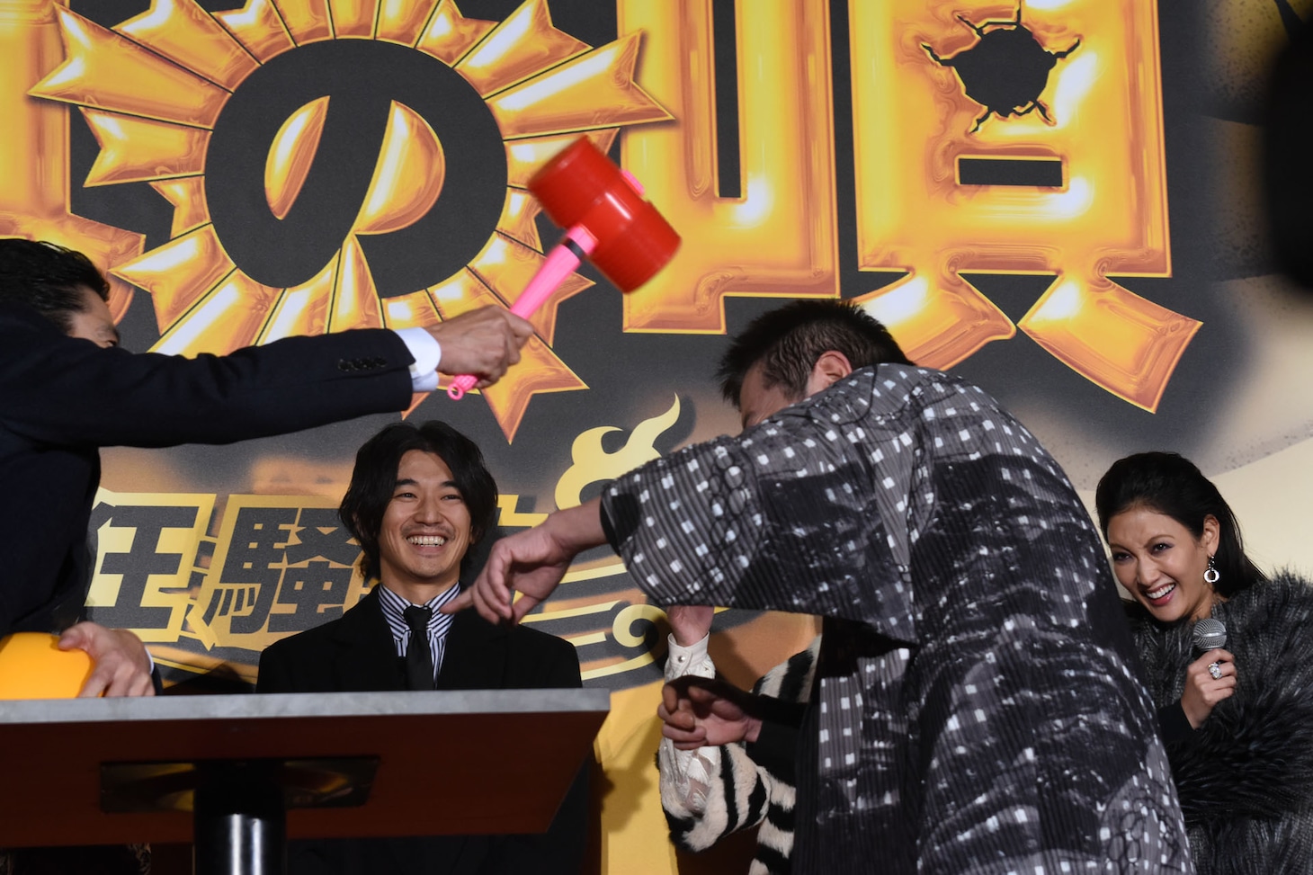 “叩いてかぶってジャンケンポン！”対決の様子。