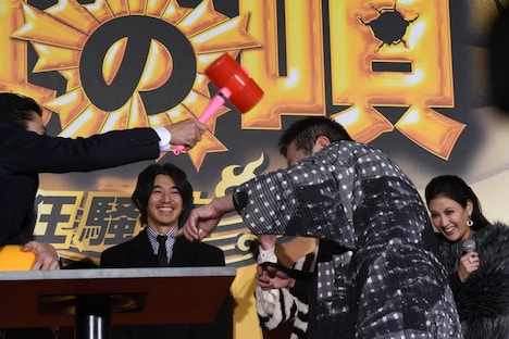 “叩いてかぶってジャンケンポン！”対決の様子。