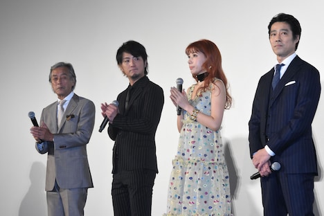 左から岩城滉一、仲里依紗、堤真一。