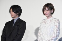 左から瑛太、本田翼。