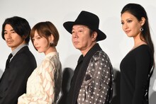 左から瑛太、本田翼、古田新太、菜々緒。