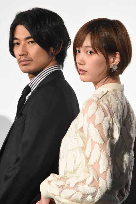 左から瑛太、本田翼。