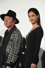 左から古田新太、菜々緒。