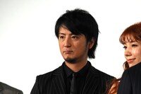 左から上地雄輔、仲里依紗。