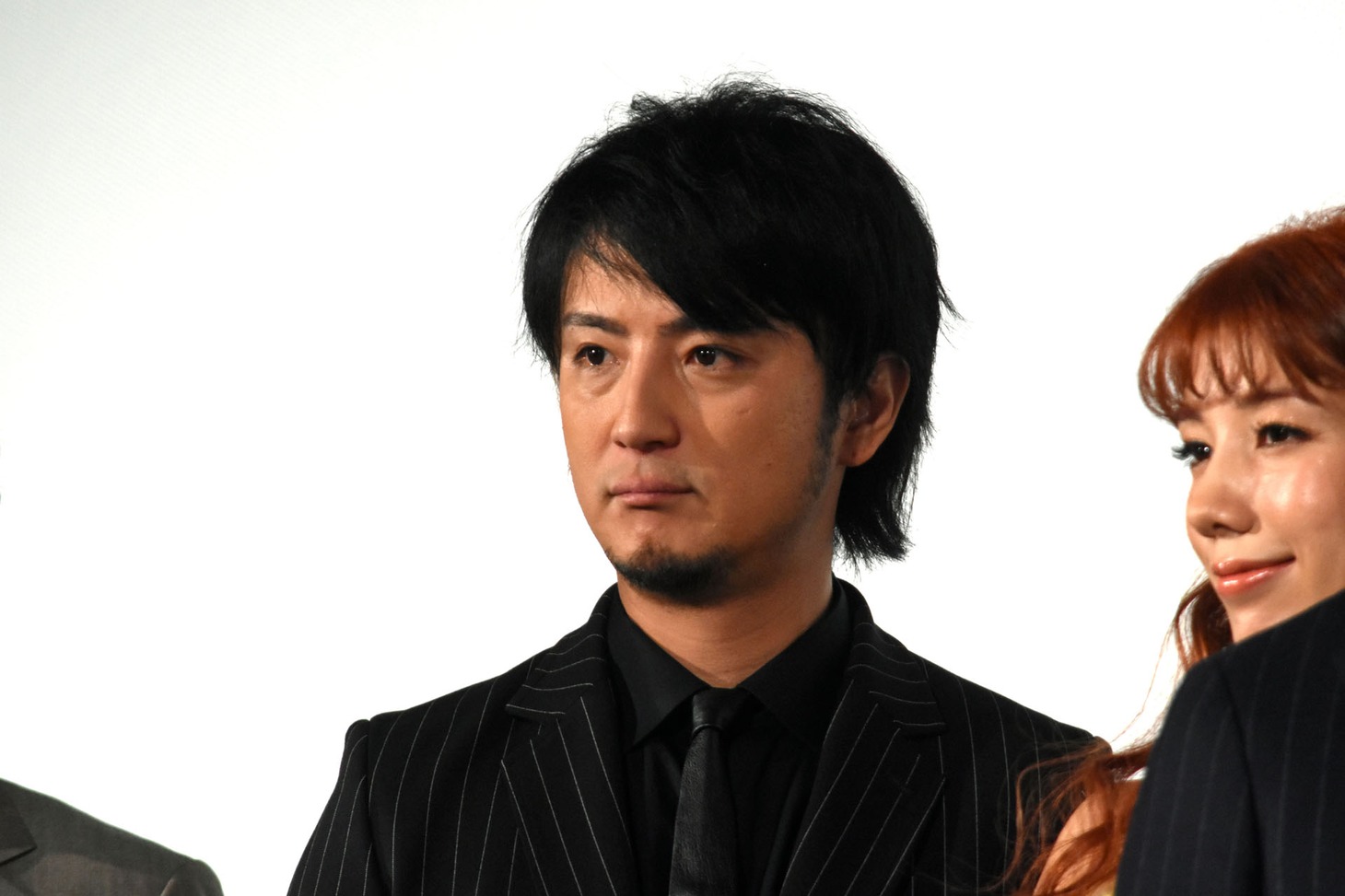 左から上地雄輔、仲里依紗。