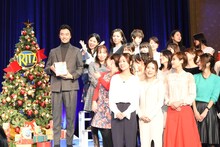 招待客の女性たちと写真に収まる長谷川博己。