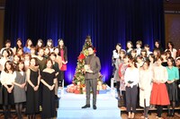 招待客の女性たちと写真に収まる長谷川博己。