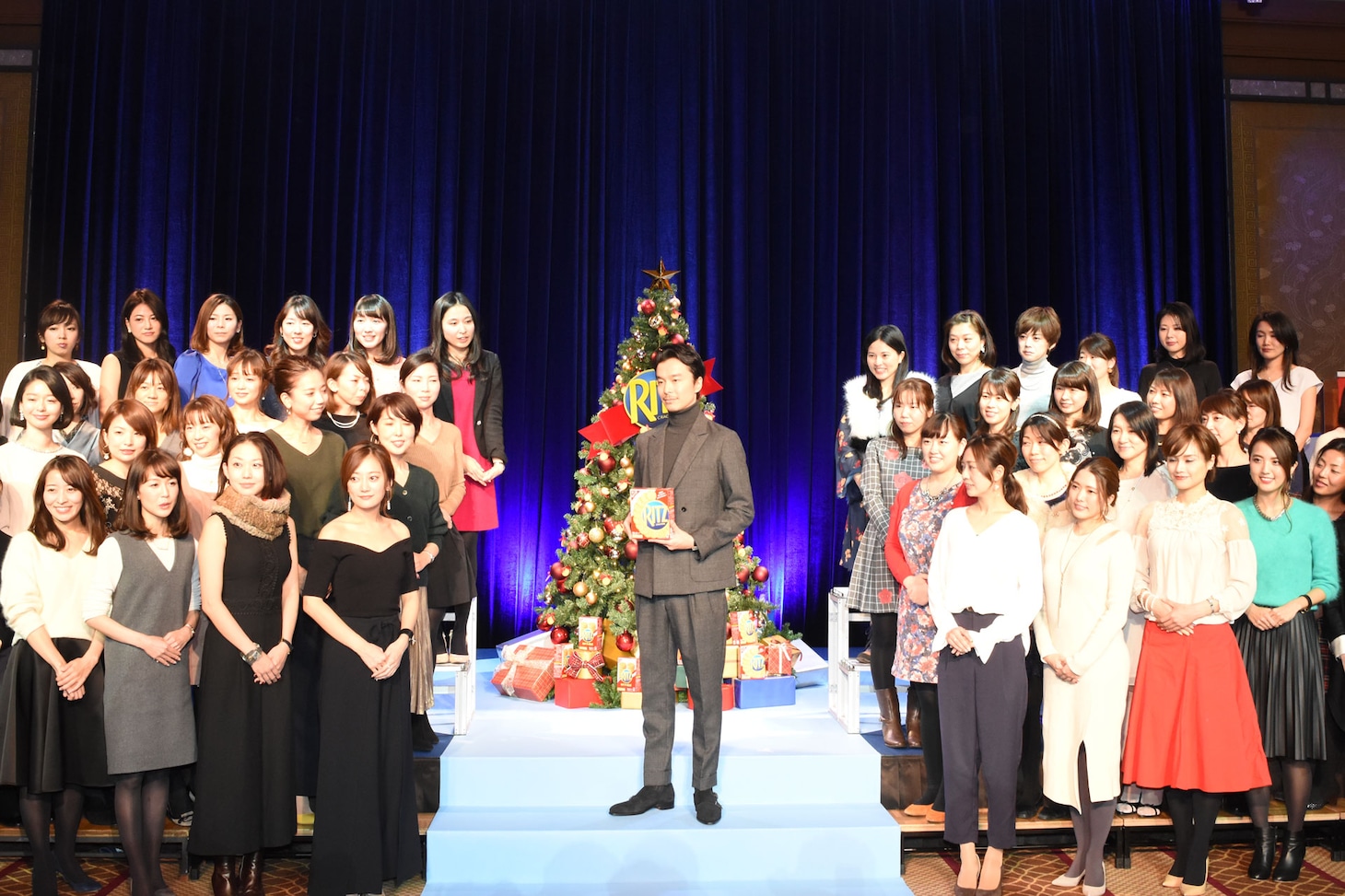 招待客の女性たちと写真に収まる長谷川博己。
