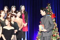 招待客の女性たちに声を掛ける長谷川博己。