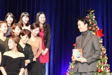 招待客の女性たちに声を掛ける長谷川博己。