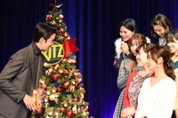 招待客の女性たちに声をかける長谷川博己。