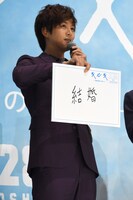 「2016年に起きたキセキは？」というお題に「結婚」と答えて会場を騒然とさせるも、「共演した女優さんが次々と電撃結婚しました」とコメントしてファンを安堵させた松坂桃李。