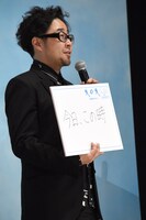 「今日この時を迎えられたことが“キセキ”」という回答を用意していたが、ほかの登壇者とかぶってしまい気まずそうにパネルを見せる兼重淳。