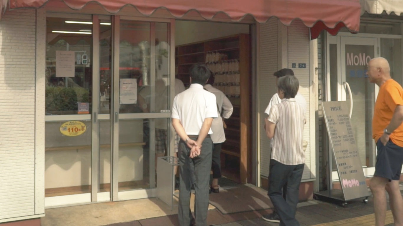 「74歳のペリカンはパンを売る。」