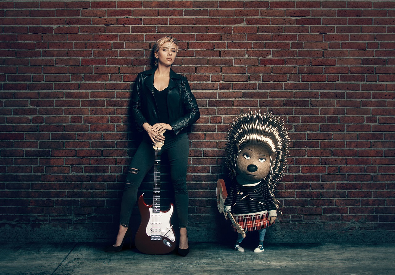 「SING／シング」スカーレット・ヨハンソン（左）とヤマアラシのアッシュ（右）。