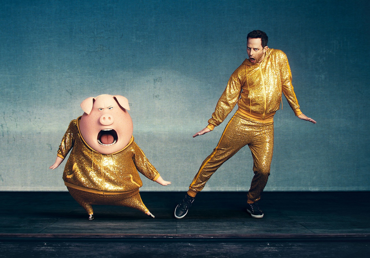 「SING／シング」ニック・クロール（右）とブタのグンター（左）。