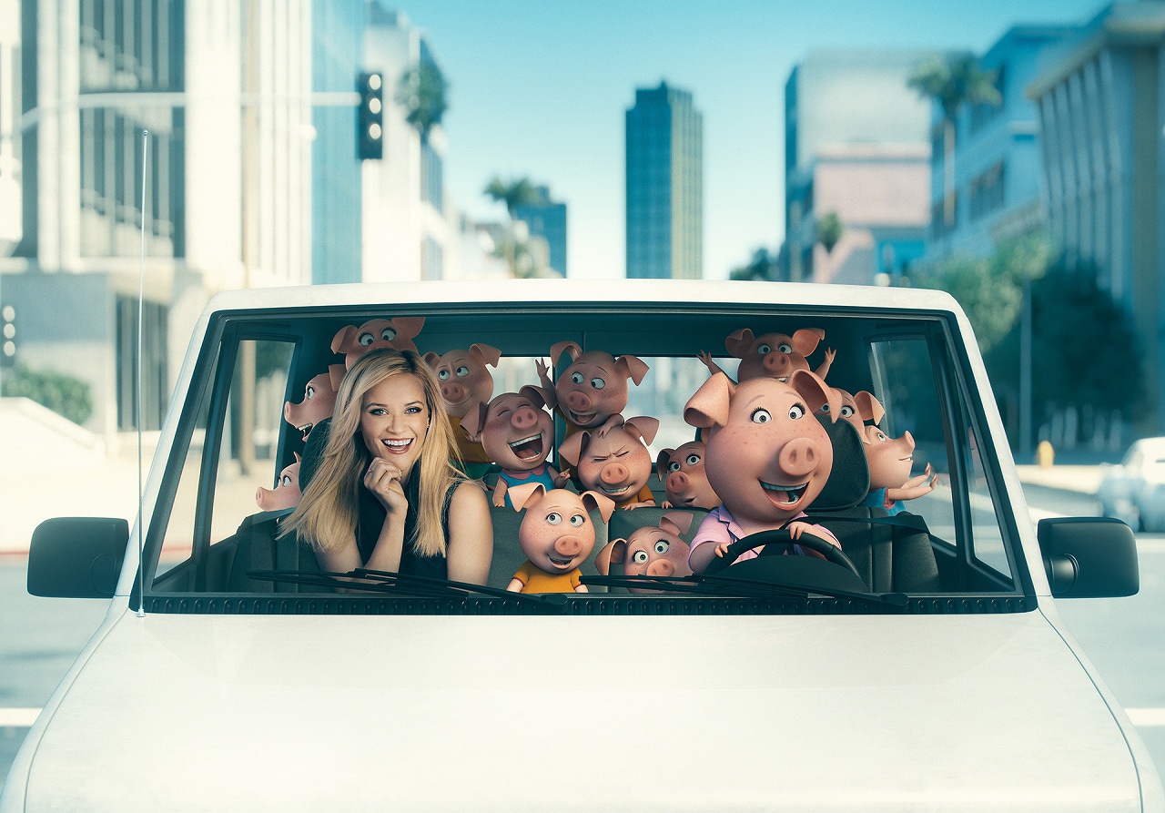 「SING／シング」リース・ウィザースプーン（左）とブタのロジータ（右）。