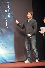 襖絵にかけられた幕を引くギャレス・エドワーズ。