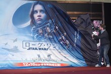 襖絵にかけられた幕を引くギャレス・エドワーズ。