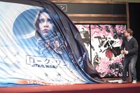 襖絵にかけられた幕を引くギャレス・エドワーズ。