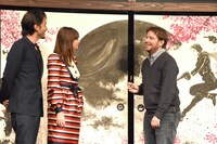 襖絵に描かれた星に色を塗り、うれしそうなギャレス・エドワーズ（右）。