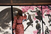 襖絵に描かれた星に色を塗るフェリシティ・ジョーンズ。