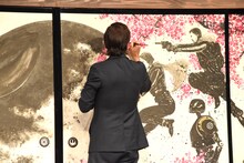 襖絵に描かれた星色を塗るディエゴ・ルナ。