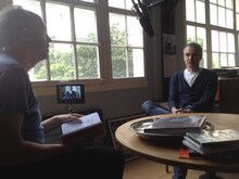 「ヒッチコック／トリュフォー」メイキングカットより、オリヴィエ・アサイヤス（右）。