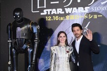 左からK-2SO、フェリシティ・ジョーンズ、ディエゴ・ルナ。