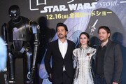 左からK-2SO、ディエゴ・ルナ、フェリシティ・ジョーンズ、ギャレス・エドワーズ。