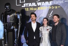 左からK-2SO、ディエゴ・ルナ、フェリシティ・ジョーンズ、ギャレス・エドワーズ。