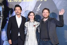 左からディエゴ・ルナ、フェリシティ・ジョーンズ、ギャレス・エドワーズ。