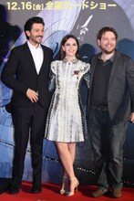 左からディエゴ・ルナ、フェリシティ・ジョーンズ、ギャレス・エドワーズ。