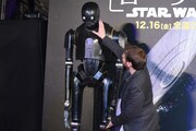 K-2SOの顔の向きをいじろうとするギャレス・エドワーズ。