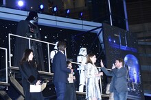 「ジェダイ（観客）と一緒なら、ダース・ベイダーにも勝てる気がします！」というギャレス・エドワーズ（下段右）を睨みつけるダース・ベイダー（上段左）。