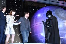 近付いてくるダース・ベイダーに、ギャレス・エドワーズを差し出すディエゴ・ルナ（左）。